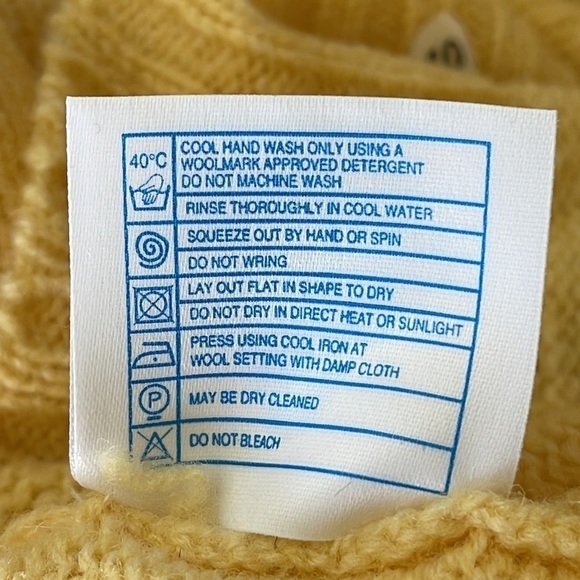 Vintage women’s yellow Pringle 100% wool sweater - NWT - size large - Picture 6 of 6